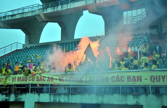 Điểm nhấn của trận đấu không chỉ là hai bàn thắng mà còn là những khoảnh khắc quậy tung trên khán đài sân Ninh Bình của nhóm CĐV xứ Nghệ.